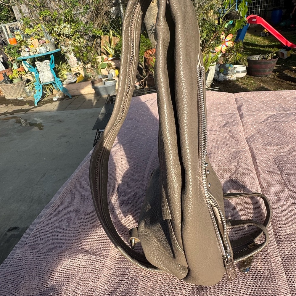 Valentina Italia Taupe Pebbled Leather Backpack/Sling. - Picture 2 of 12